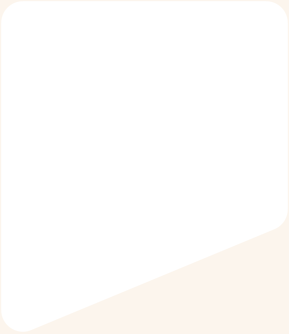 Perro Doodle color dorado acostado en la arena con una pelota frente a sus patas