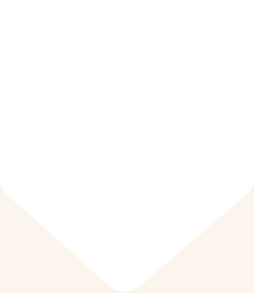 Perro Doodle color dorado acostado en la arena con una pelota frente a sus patas